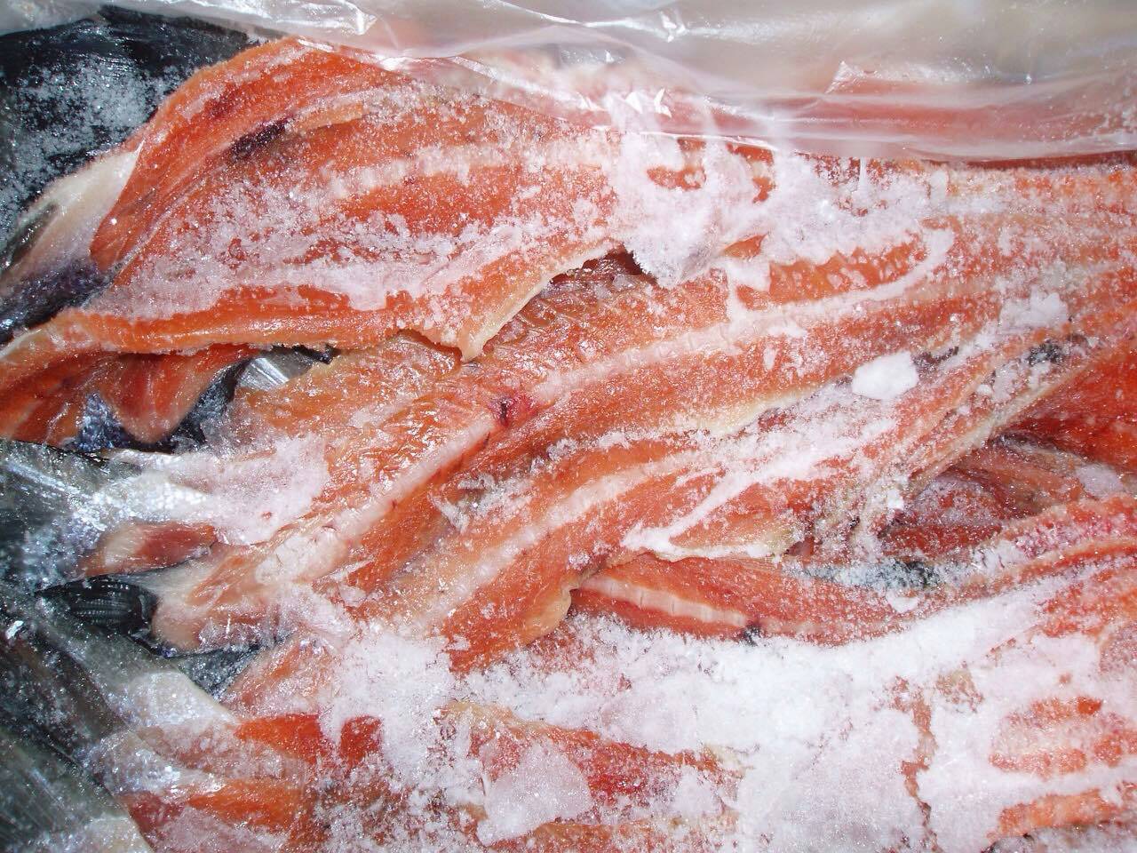 Когда проходит заморозка. Перемороженная красная рыба. Замороженная красная рыба. Семга замороженная. Лосось заморозка.
