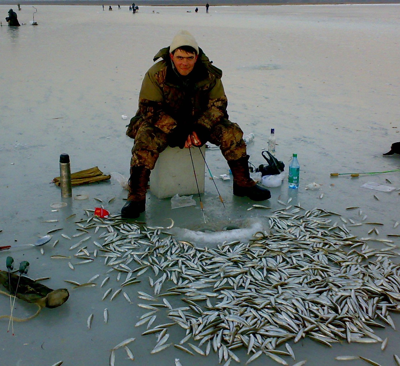 Рыболовный лов. Зимняя рыбалка на корюшку. Ловля корюшки зимой. Снасти для зимней рыбалки. Снасть на корюшку зимой.